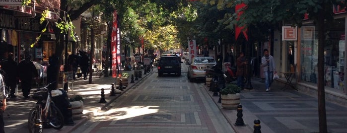 Atatürk Caddesi is one of Derya'nın Beğendiği Mekanlar.