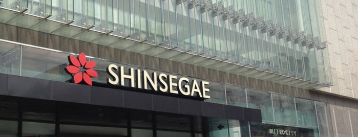 SHINSEGAE Department Store is one of สถานที่ที่ Stacy ถูกใจ.
