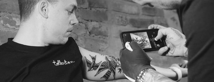 Smith Street Tattoo Parlour is one of Locais curtidos por James.