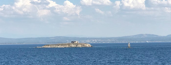 bozcaada orta fener is one of Tempat yang Disukai Bursalı.