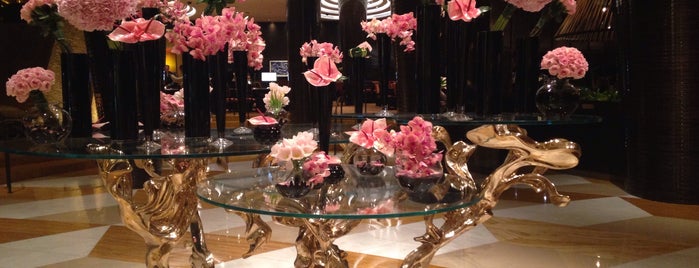 Baccarat Lounge is one of Lugares favoritos de barbee.
