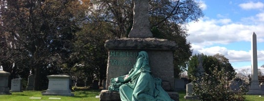Cimetière de Green-Wood is one of New Yorkshire: Spring 2016.