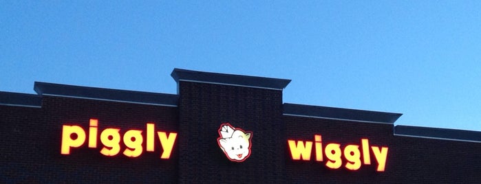 Piggly Wiggly is one of Tempat yang Disukai TracyJ.