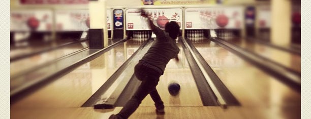 Plus Bowling is one of Lugares favoritos de Stefan.