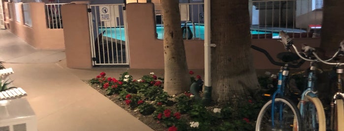 The New Palm Springs Inn is one of Jason : понравившиеся места.