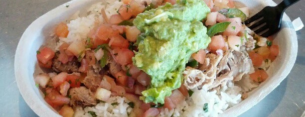 Chipotle Mexican Grill is one of Fernandoさんのお気に入りスポット.