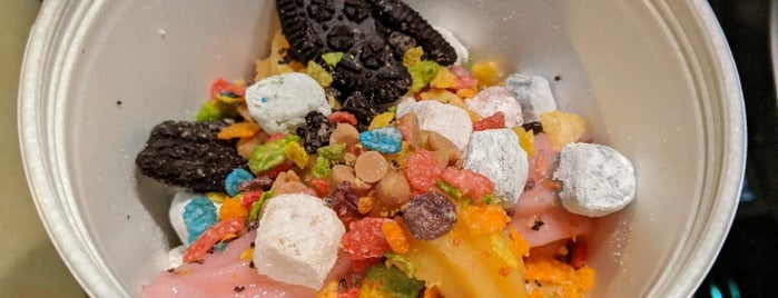 The Skinny Dip Frozen Yogurt Bar is one of The 13 Best Places for Granola in Virginia Beach.