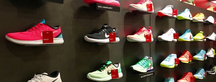 Nike is one of Lieux qui ont plu à Y.