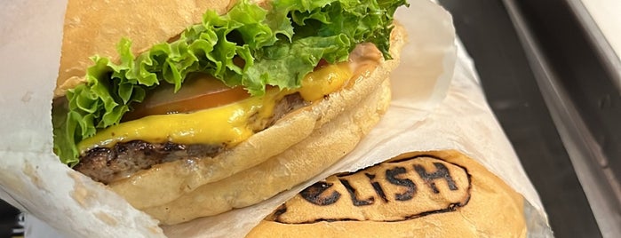 Relish Burger is one of สถานที่ที่ عبدالله ถูกใจ.
