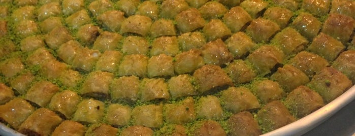 Güloğlu Baklavaları is one of Posti che sono piaciuti a Bahar.