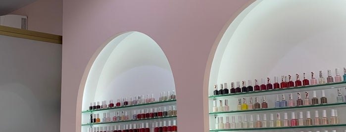 Blooms nail salon is one of Bahrain 🇧🇭.