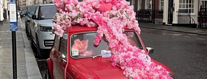 Grosvenor Square is one of Spring Famous London Story.