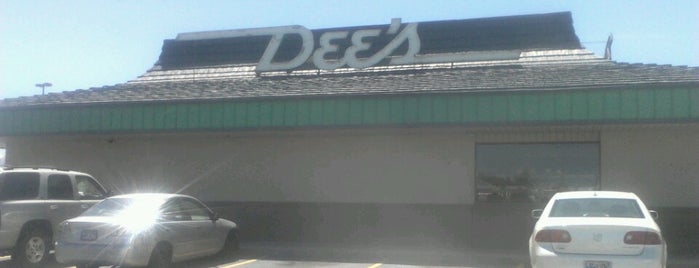 Dee's Family Restaurant is one of สถานที่ที่ Josh ถูกใจ.