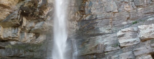 Cascade Falls Park is one of Lugares favoritos de Kim.