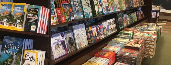 Barnes & Noble is one of Lugares favoritos de Michael.