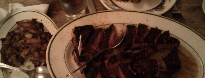 Peter Luger Steak House is one of Lugares favoritos de Irene.