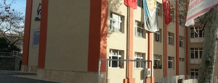 Beşiktaş Atatürk Anadolu Lisesi is one of Tempat yang Disukai Eda.