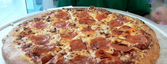 Domino's Pizza is one of Tempat yang Disukai Eduardo.