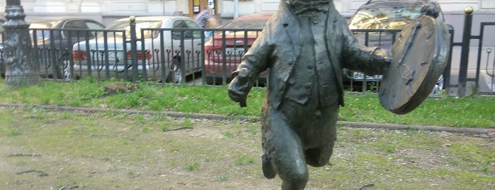 Кролик из Алисы is one of Необычные памятники Москвы.