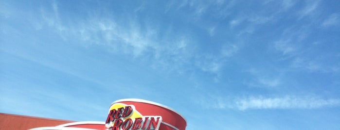 Red Robin Gourmet Burgers and Brews is one of Lugares favoritos de Nic.