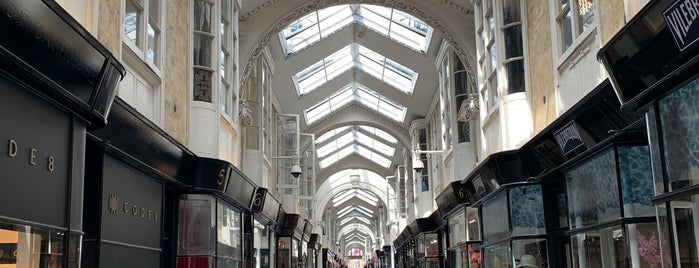 Burlington Arcade is one of Mike'nin Beğendiği Mekanlar.