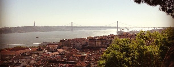 Смотровая площадка замка Св. Георгия is one of Miradouros de Lisboa.