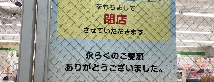 ファミリーマート JR姫路駅前店 is one of コンビニ.