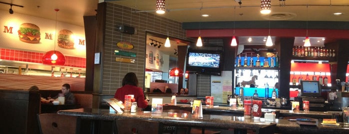 Red Robin Gourmet Burgers and Brews is one of Tempat yang Disukai Justin.