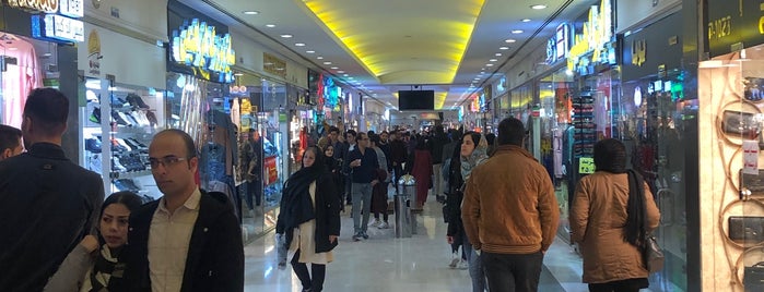 Setareh Fars Shopping Mall is one of AliHashemi.