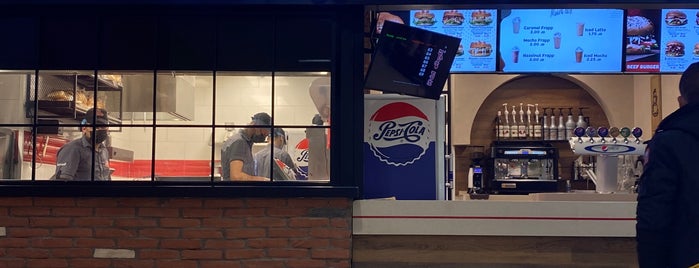 Burger Makers - Taj Mall is one of Lieux qui ont plu à Tariq.