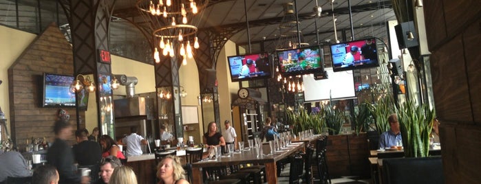 AOA Bar & Grill is one of สถานที่ที่บันทึกไว้ของ Kristi.