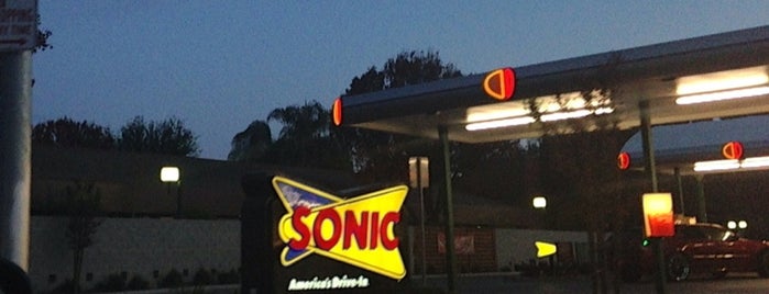 SONIC Drive In is one of Tempat yang Disukai Chris.