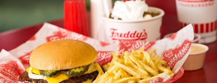 Freddy's Frozen Custard & Steakburgers is one of Locais curtidos por Phillip.