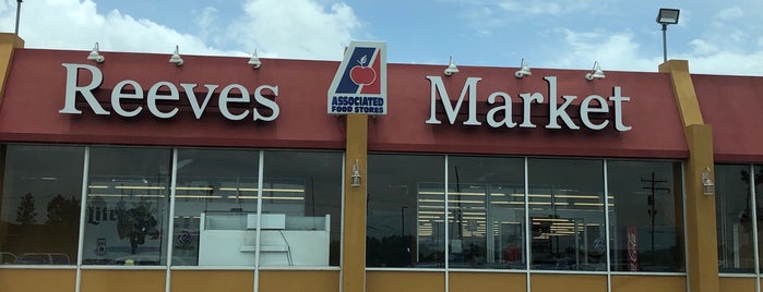 Reeves Supermarket is one of Locais curtidos por Phillip.