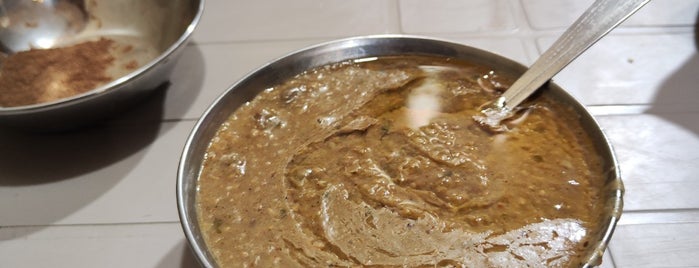 Haji Amratsari Hareesa is one of foods.