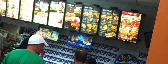 Taco Bell is one of Tempat yang Disukai Brad.