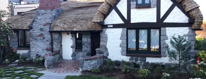 The Hobbit House is one of Stacyさんの保存済みスポット.