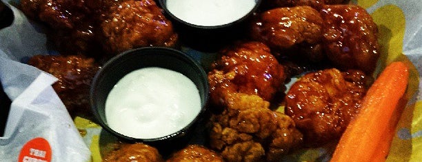 Buffalo Wild Wings is one of Lugares favoritos de kashew.