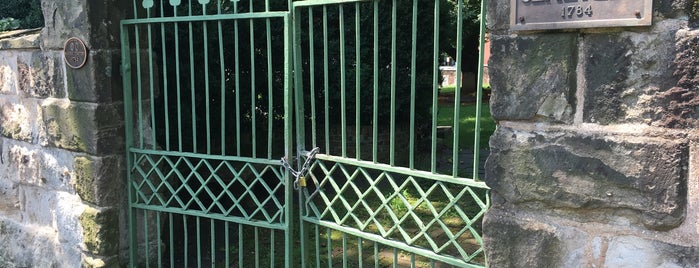 Fredericksburg Masonic Cemetery is one of สถานที่ที่ Lizzie ถูกใจ.