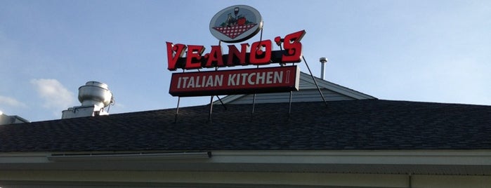 Veano's Italian Kitchen is one of สถานที่ที่บันทึกไว้ของ Steph.