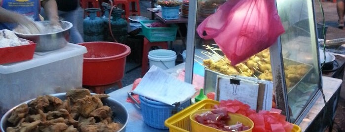 Klang Jaya Popular Fried Chicken (好味炸鸡良木园) is one of Lugares favoritos de Eddie.