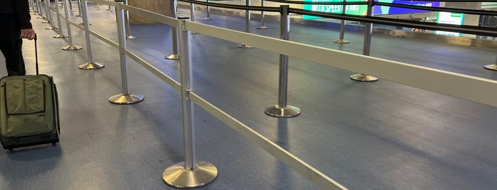 TSA Pre-Check D Gates is one of สถานที่ที่ IrmaZandl ถูกใจ.