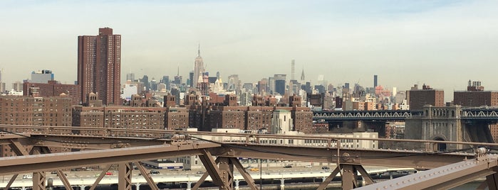 Brooklyn Bridge is one of Tempat yang Disukai John.