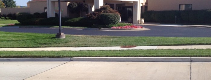 Courtyard by Marriott St. Louis Westport Plaza is one of Lieux qui ont plu à Laura.