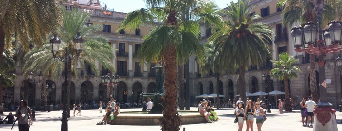 Plaça Reial is one of Ruta a Ciutat Vella. La ruta arquitectònica.