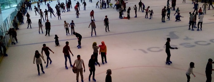 Icescape Olympic Ice Rink is one of Tempat yang Disukai ꌅꁲꉣꂑꌚꁴꁲ꒒.