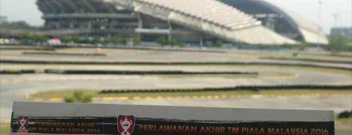 Stadium Shah Alam is one of สถานที่ที่ ꌅꁲꉣꂑꌚꁴꁲ꒒ ถูกใจ.