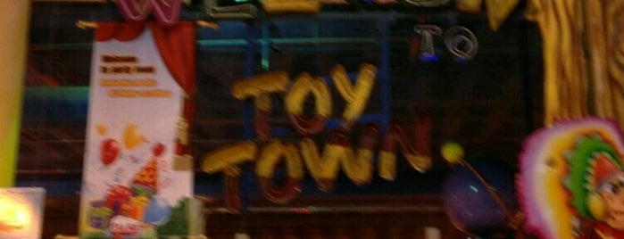 Toy Town is one of Locais salvos de ꌅꁲꉣꂑꌚꁴꁲ꒒.