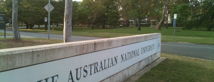 The Australian National University (ANU) is one of Locais curtidos por León.