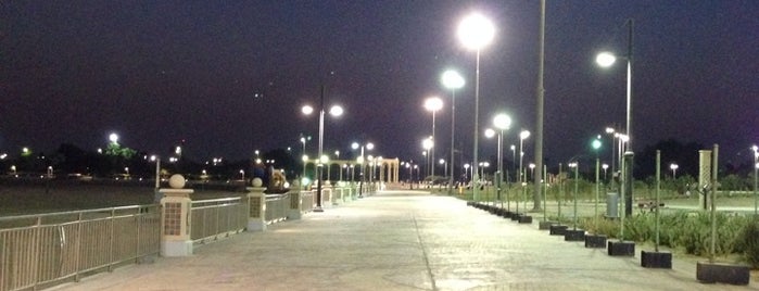 Fanateer Corniche Walk is one of สถานที่ที่ Shadi ถูกใจ.